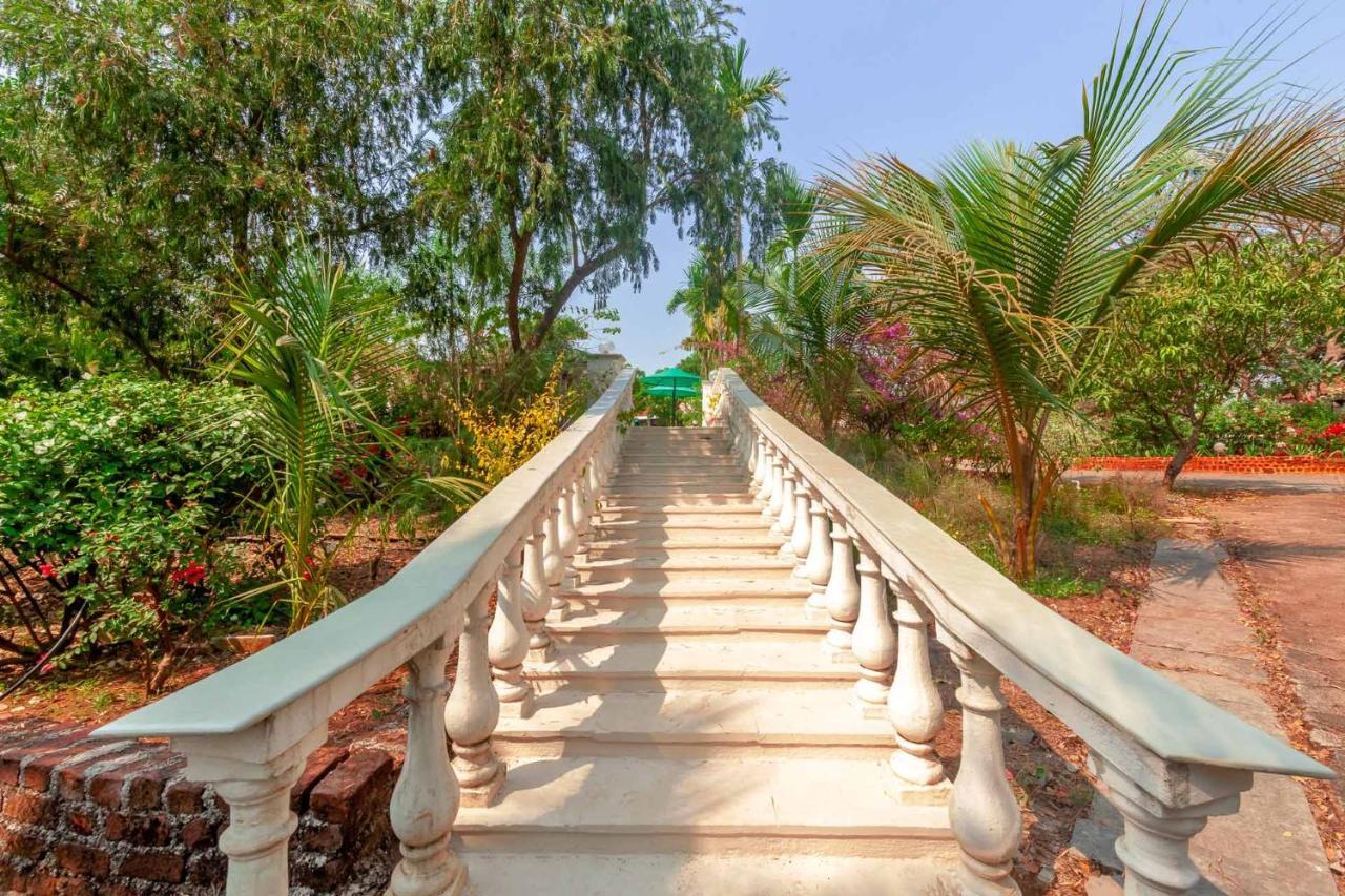 Stayvista'S Casa Palmera - Pet-Friendly Villa With Pool, Garden With Gazebo, And Indoor & Outdoor Games Alibag Bagian luar foto
